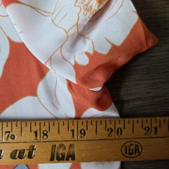 EUC DR2 FLORAL SPLIT V NECK FLORAL TOP SIZE MEDIUM SIZE TAG REMOVED - Picture 16 of 16